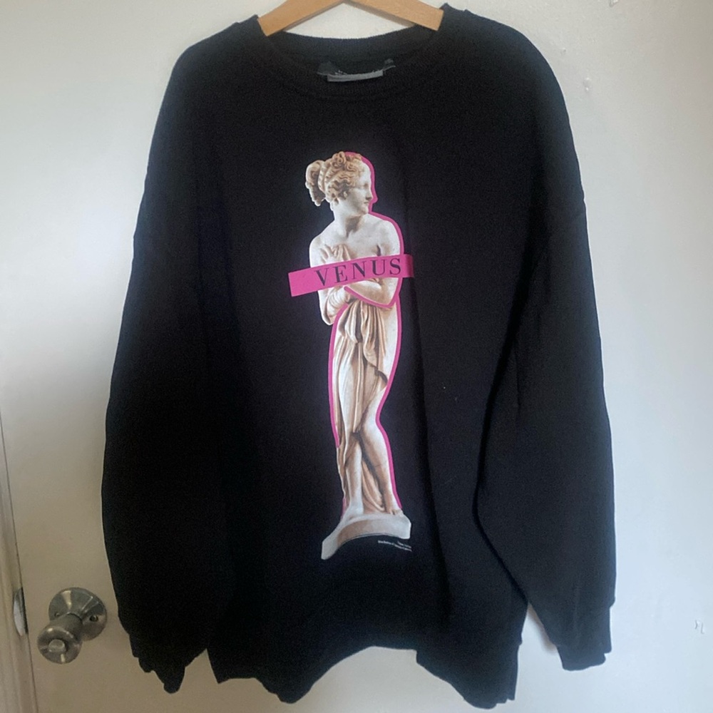 Primark sweatshirt black Venus print on front. Woman’s XS